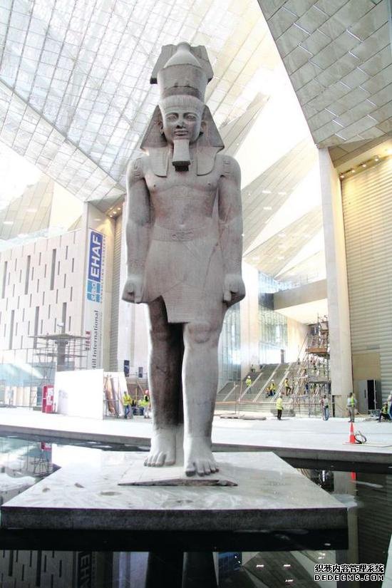 大埃及博物馆的中庭围绕着一尊高11米、重83吨的拉美西斯二世（Ramses the Great）的花岗岩雕像